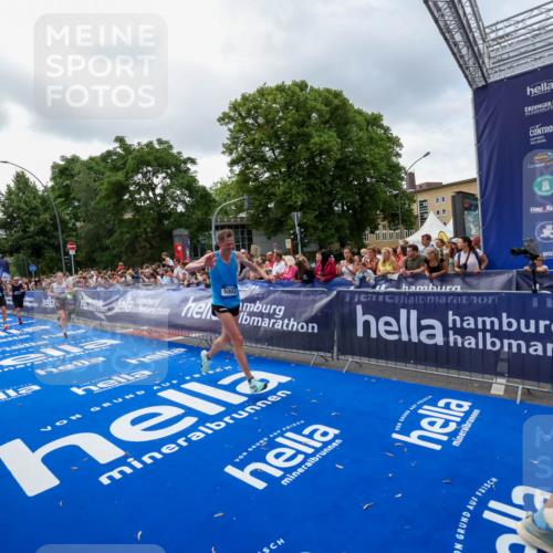 29.06.2025 - hella hamburg halbmarathon Zöllner http://msf.ph/oto/8401068 29.06.2025 10:37:24 Ziel 5003, 12739, 12900, 13854, 14387, 14459, 15888, 17306, 18159, 18723, 18824 meine-sportfotos.de