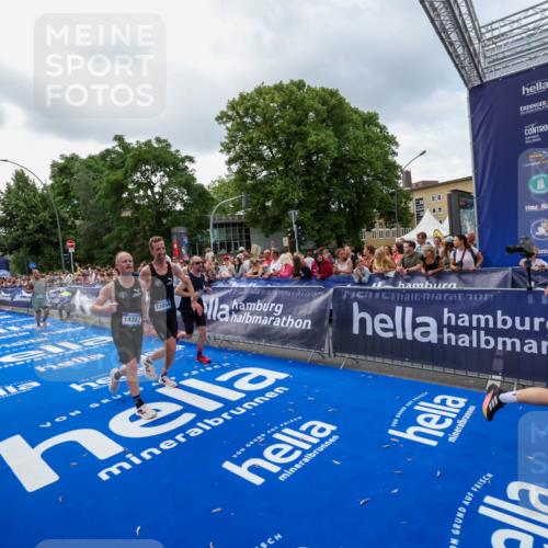 29.06.2025 - hella hamburg halbmarathon Zöllner http://msf.ph/oto/8401119 29.06.2025 10:37:27 Ziel 2767, 9017, 12739, 13372, 13854, 14387, 14459, 15888, 17306, 18159, 18723, 18824 meine-sportfotos.de