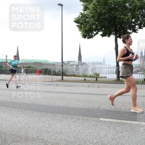 29.06.2025 - hella hamburg halbmarathon Lena Gebhardt http://msf.ph/oto/8401143 29.06.2025 10:40:48 Lombardsbrücke 1075, 1317, 1323, 2042, 2173, 2206, 2299, 2762, 2763, 2858, 3121, 3293, 3295, 3306, 3432, 3694, 3810, 4044, 4234, 4411, 4530, 4612, 4638, 4774, 4775, 4906, 4972, 5059, 5549, 5702, 5753, 5975, 6076, 6098, 6163, 6229, 6278, 6280, 6289, 6363, 6842, 7293, 7829, 7956, 8053, 8054, 8307, 8378, 8391, 8429, 8430, 8769, 9009, 9237, 10644, 11053 meine-sportfotos.de