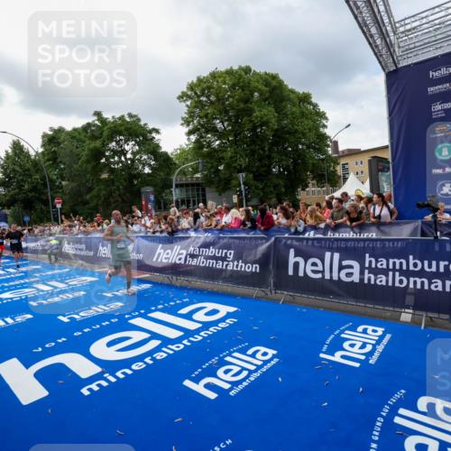 29.06.2025 - hella hamburg halbmarathon Zöllner http://msf.ph/oto/8401151 29.06.2025 10:37:29 Ziel 2767, 5042, 6047, 9017, 9914, 12739, 13372, 13854, 14387, 15888, 17306, 18159, 18723, 18824 meine-sportfotos.de