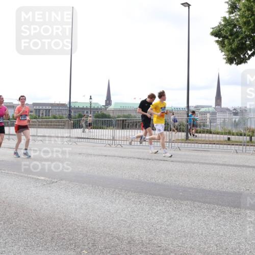 29.06.2025 - hella hamburg halbmarathon Lena Gebhardt http://msf.ph/oto/8401165 29.06.2025 10:23:49 Lombardsbrücke 5160, 14527, 8181, 1048, 1304, 1444, 1545, 2125, 2489, 3013, 3185, 4122, 4391, 4597, 4646, 4990, 5039, 5055, 5160, 5258, 5260, 5358, 5406, 5661, 5954, 6747, 7013, 7029, 7426, 7820, 8031, 8141, 8149, 8181, 8502, 8676, 8717, 9217, 9603, 9715, 10649, 11044, 11300, 11347, 11415, 11454, 11793, 11879, 12874, 13149, 14265, 14510, 14512, 14521, 15709, 15739, 15853, 16185, 16251, 17199 meine-sportfotos.de