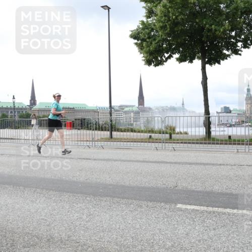29.06.2025 - hella hamburg halbmarathon Lena Gebhardt http://msf.ph/oto/8401180 29.06.2025 10:40:48 Lombardsbrücke 1075, 1317, 1323, 2042, 2173, 2206, 2299, 2762, 2763, 2858, 3121, 3293, 3295, 3306, 3432, 3694, 3810, 4044, 4234, 4411, 4530, 4612, 4638, 4774, 4775, 4906, 4972, 5059, 5549, 5702, 5753, 5975, 6076, 6098, 6163, 6229, 6278, 6280, 6289, 6363, 6842, 7293, 7829, 7956, 8053, 8054, 8307, 8378, 8391, 8429, 8430, 8769, 9009, 9237, 10644, 11053 meine-sportfotos.de