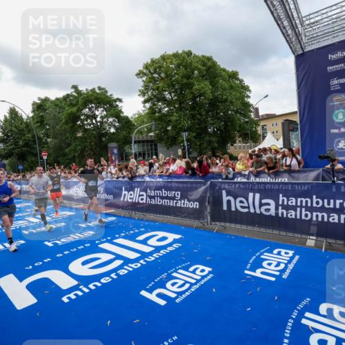 29.06.2025 - hella hamburg halbmarathon Zöllner http://msf.ph/oto/8401210 29.06.2025 10:37:31 Ziel 2767, 5042, 6047, 7831, 9017, 9914, 12739, 13372, 15888, 17306, 18159, 18723 meine-sportfotos.de