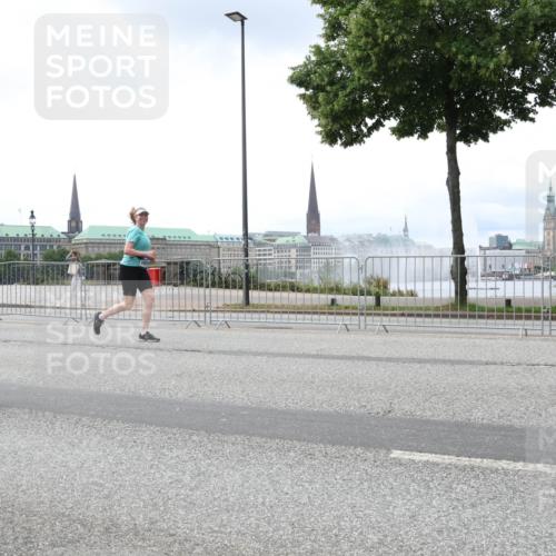 29.06.2025 - hella hamburg halbmarathon Lena Gebhardt http://msf.ph/oto/8401215 29.06.2025 10:40:48 Lombardsbrücke 1075, 1317, 1323, 2042, 2173, 2206, 2299, 2762, 2763, 2858, 3121, 3293, 3295, 3306, 3432, 3694, 3810, 4044, 4234, 4411, 4530, 4612, 4638, 4774, 4775, 4906, 4972, 5059, 5549, 5702, 5753, 5975, 6076, 6098, 6163, 6229, 6278, 6280, 6289, 6363, 6842, 7293, 7829, 7956, 8053, 8054, 8307, 8378, 8391, 8429, 8430, 8769, 9009, 9237, 10644, 11053 meine-sportfotos.de