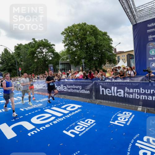29.06.2025 - hella hamburg halbmarathon Zöllner http://msf.ph/oto/8401230 29.06.2025 10:37:31 Ziel 2767, 5042, 6047, 7831, 9017, 9914, 12739, 13372, 15888, 17306, 18159, 18723 meine-sportfotos.de
