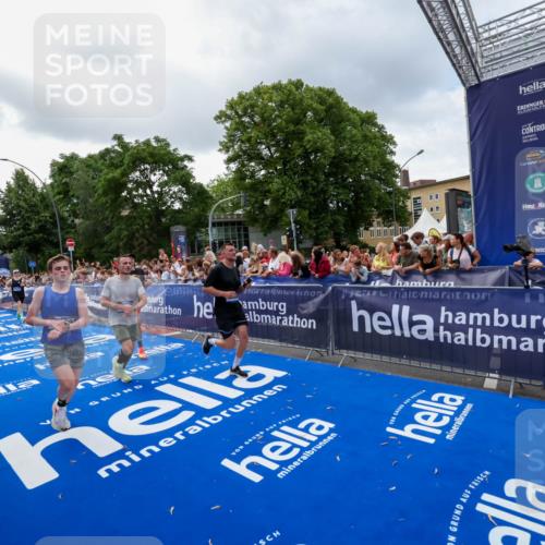 29.06.2025 - hella hamburg halbmarathon Zöllner http://msf.ph/oto/8401247 29.06.2025 10:37:31 Ziel 2767, 5042, 6047, 7831, 9017, 9914, 12739, 13372, 15888, 17306, 18159, 18723 meine-sportfotos.de