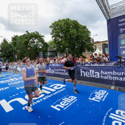 29.06.2025 - hella hamburg halbmarathon Zöllner http://msf.ph/oto/8401263 29.06.2025 10:37:31 Ziel 2767, 5042, 6047, 7831, 9017, 9914, 12739, 13372, 15888, 17306, 18159, 18723 meine-sportfotos.de