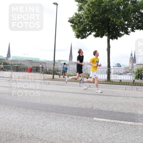 29.06.2025 - hella hamburg halbmarathon Lena Gebhardt http://msf.ph/oto/8401285 29.06.2025 10:23:49 Lombardsbrücke 8181, 1048, 1304, 1444, 1545, 2125, 2489, 3013, 3185, 4122, 4391, 4597, 4646, 4990, 5039, 5055, 5160, 5258, 5260, 5358, 5406, 5661, 5954, 6747, 7013, 7029, 7426, 7820, 8031, 8141, 8149, 8181, 8502, 8676, 8717, 9217, 9603, 9715, 10649, 11044, 11300, 11347, 11415, 11454, 11793, 11879, 12874, 13149, 14265, 14510, 14512, 14521, 15709, 15739, 15853, 16185, 16251, 17199 meine-sportfotos.de