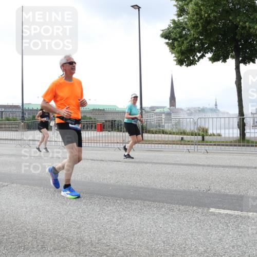29.06.2025 - hella hamburg halbmarathon Lena Gebhardt http://msf.ph/oto/8401288 29.06.2025 10:40:49 Lombardsbrücke 3306, 1075, 1317, 1323, 2042, 2173, 2206, 2299, 2762, 2763, 2858, 3121, 3293, 3306, 3432, 3694, 3810, 4044, 4234, 4411, 4530, 4612, 4638, 4774, 4775, 4906, 4972, 5059, 5086, 5549, 5702, 5753, 5975, 6076, 6098, 6163, 6229, 6278, 6280, 6289, 6363, 6842, 7293, 7829, 7956, 8053, 8054, 8307, 8378, 8391, 8429, 8430, 8769, 9009, 9237, 10269, 10644, 11053 meine-sportfotos.de