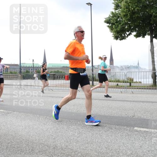 29.06.2025 - hella hamburg halbmarathon Lena Gebhardt http://msf.ph/oto/8401324 29.06.2025 10:40:49 Lombardsbrücke 1075, 1317, 1323, 2042, 2173, 2206, 2299, 2762, 2763, 2858, 3121, 3293, 3306, 3432, 3694, 3810, 4044, 4234, 4411, 4530, 4612, 4638, 4774, 4775, 4906, 4972, 5059, 5086, 5549, 5702, 5753, 5975, 6076, 6098, 6163, 6229, 6278, 6280, 6289, 6363, 6842, 7293, 7829, 7956, 8053, 8054, 8307, 8378, 8391, 8429, 8430, 8769, 9009, 9237, 10269, 10644, 11053 meine-sportfotos.de