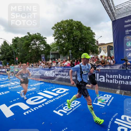 29.06.2025 - hella hamburg halbmarathon Zöllner http://msf.ph/oto/8401353 29.06.2025 10:37:34 Ziel 1290, 2767, 5042, 5791, 6047, 7831, 9017, 9914, 10451, 13372 meine-sportfotos.de