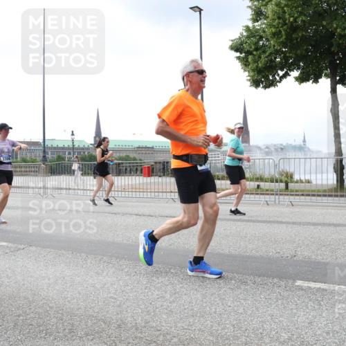 29.06.2025 - hella hamburg halbmarathon Lena Gebhardt http://msf.ph/oto/8401365 29.06.2025 10:40:49 Lombardsbrücke 946, 1075, 1317, 1323, 2042, 2173, 2206, 2299, 2762, 2763, 2858, 3121, 3293, 3306, 3432, 3694, 3810, 4044, 4234, 4411, 4530, 4612, 4638, 4774, 4775, 4906, 4972, 5059, 5086, 5549, 5702, 5753, 5975, 6076, 6098, 6163, 6229, 6278, 6280, 6289, 6363, 6842, 7293, 7829, 7956, 8053, 8054, 8307, 8378, 8391, 8429, 8430, 8769, 9009, 9237, 10269, 10644, 11053 meine-sportfotos.de
