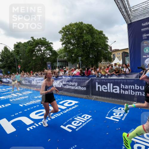 29.06.2025 - hella hamburg halbmarathon Zöllner http://msf.ph/oto/8401369 29.06.2025 10:37:34 Ziel 1290, 2767, 5042, 5791, 6047, 7831, 9017, 9914, 10451, 13372 meine-sportfotos.de