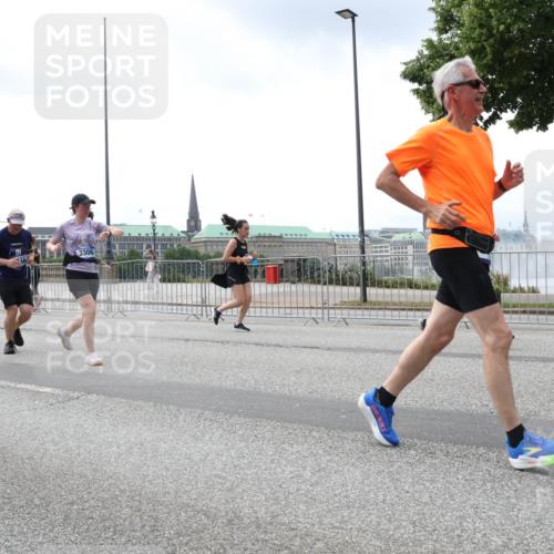 29.06.2025 - hella hamburg halbmarathon Lena Gebhardt http://msf.ph/oto/8401391 29.06.2025 10:40:49 Lombardsbrücke 6163, 17267, 2762, 3306, 1075, 1317, 1323, 2042, 2173, 2206, 2299, 2762, 2763, 2858, 3121, 3293, 3306, 3432, 3694, 3810, 4044, 4234, 4411, 4530, 4612, 4638, 4774, 4775, 4906, 4972, 5059, 5086, 5549, 5702, 5753, 5975, 6076, 6098, 6163, 6229, 6278, 6280, 6289, 6363, 6842, 7293, 7829, 7956, 8053, 8054, 8307, 8378, 8391, 8429, 8430, 8769, 9009, 9237, 10269, 10644, 11053 meine-sportfotos.de