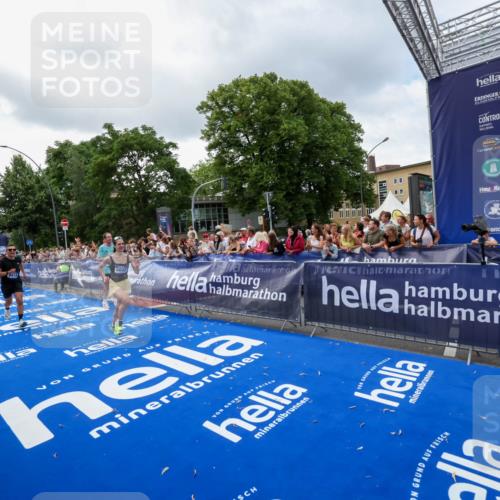 29.06.2025 - hella hamburg halbmarathon Zöllner http://msf.ph/oto/8401419 29.06.2025 10:37:35 Ziel 1290, 5042, 5791, 6047, 7831, 9017, 9914, 10451, 10922, 13372, 18216 meine-sportfotos.de