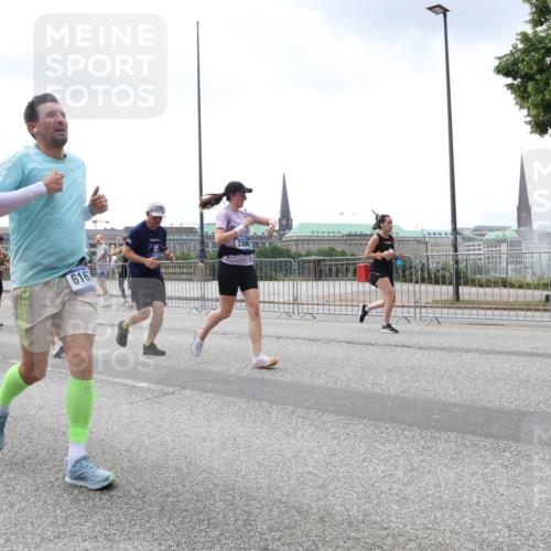 29.06.2025 - hella hamburg halbmarathon Lena Gebhardt http://msf.ph/oto/8401446 29.06.2025 10:40:50 Lombardsbrücke 323, 10940, 3306, 616, 1075, 1317, 1323, 2042, 2173, 2206, 2299, 2762, 2763, 2858, 3121, 3293, 3306, 3432, 3694, 3810, 4044, 4234, 4411, 4530, 4612, 4638, 4774, 4775, 4906, 4972, 5059, 5086, 5549, 5702, 5753, 5975, 6076, 6098, 6163, 6229, 6278, 6280, 6289, 6363, 6474, 6842, 7293, 7661, 7829, 7956, 8053, 8054, 8307, 8378, 8391, 8429, 8430, 8769, 9009, 9237, 10269, 10407, 10644, 11053 meine-sportfotos.de