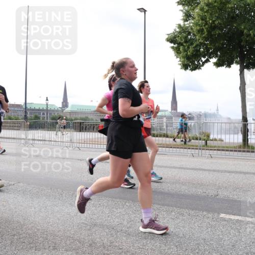 29.06.2025 - hella hamburg halbmarathon Lena Gebhardt http://msf.ph/oto/8401447 29.06.2025 10:23:50 Lombardsbrücke 1179, 49, 918, 1048, 1304, 1444, 1545, 2125, 2489, 3013, 3185, 4122, 4391, 4597, 4646, 4990, 5039, 5055, 5160, 5258, 5260, 5358, 5406, 5661, 5954, 6747, 7013, 7029, 7426, 7820, 8031, 8141, 8149, 8181, 8502, 8676, 8717, 9217, 9603, 9715, 10649, 11044, 11300, 11306, 11347, 11415, 11454, 11793, 11879, 12874, 13149, 14265, 14510, 14512, 14521, 15709, 15739, 15853, 16185, 16251, 17199 meine-sportfotos.de