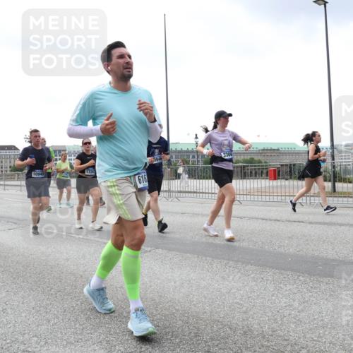 29.06.2025 - hella hamburg halbmarathon Lena Gebhardt http://msf.ph/oto/8401474 29.06.2025 10:40:50 Lombardsbrücke 15154, 10940, 1323, 17267, 616, 9946, 3306, 1075, 1317, 1323, 2042, 2173, 2206, 2299, 2762, 2763, 2858, 3121, 3293, 3306, 3432, 3694, 3810, 4044, 4234, 4411, 4530, 4612, 4638, 4774, 4775, 4906, 4972, 5059, 5086, 5549, 5702, 5753, 5975, 6076, 6098, 6163, 6229, 6278, 6280, 6289, 6363, 6474, 6842, 7293, 7661, 7829, 7956, 8053, 8054, 8307, 8378, 8391, 8429, 8430, 8769, 9009, 9237, 10269, 10407, 10644, 11053 meine-sportfotos.de