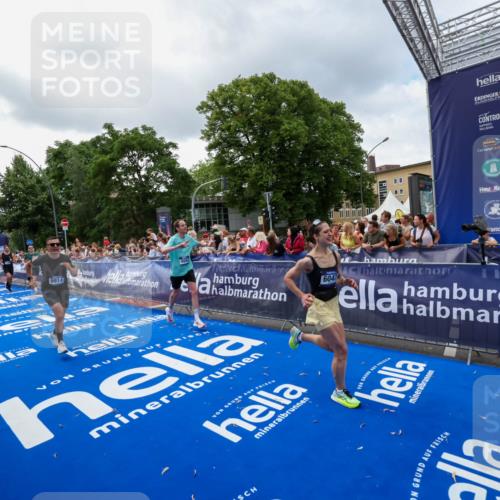 29.06.2025 - hella hamburg halbmarathon Zöllner http://msf.ph/oto/8401476 29.06.2025 10:37:36 Ziel 1290, 5042, 5791, 6047, 7831, 9914, 10451, 10922, 11106, 18193, 18216 meine-sportfotos.de