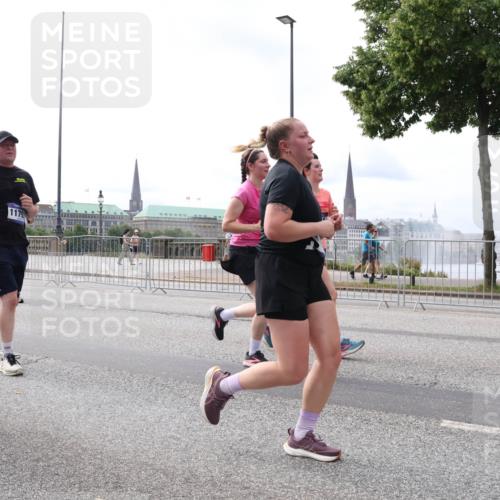 29.06.2025 - hella hamburg halbmarathon Lena Gebhardt http://msf.ph/oto/8401477 29.06.2025 10:23:51 Lombardsbrücke 1179, 0649, 1048, 1304, 1389, 1444, 1545, 2125, 2489, 3013, 3185, 4122, 4391, 4597, 4646, 4990, 5039, 5055, 5160, 5258, 5260, 5358, 5406, 5661, 5954, 6747, 7013, 7029, 7426, 7820, 8031, 8141, 8149, 8181, 8502, 8676, 8717, 9217, 9603, 9715, 10649, 11044, 11300, 11306, 11347, 11415, 11454, 11793, 11879, 12874, 13149, 14265, 14510, 14512, 14521, 15709, 15739, 15853, 16185, 16251, 17199 meine-sportfotos.de