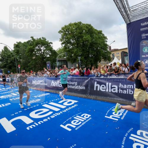 29.06.2025 - hella hamburg halbmarathon Zöllner http://msf.ph/oto/8401496 29.06.2025 10:37:36 Ziel 1290, 5042, 5791, 6047, 7831, 9914, 10451, 10922, 11106, 18193, 18216 meine-sportfotos.de
