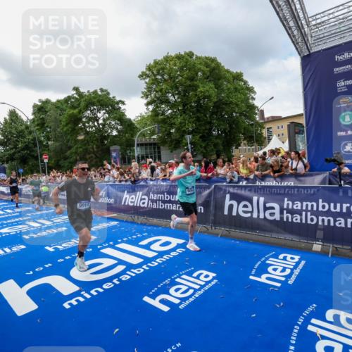 29.06.2025 - hella hamburg halbmarathon Zöllner http://msf.ph/oto/8401506 29.06.2025 10:37:37 Ziel 1290, 5042, 5791, 6047, 7831, 9914, 10451, 10922, 11106, 18193, 18216 meine-sportfotos.de