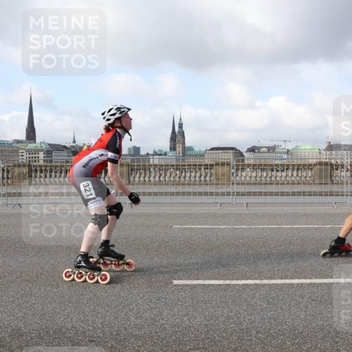 29.06.2025 - hella hamburg halbmarathon Lena Gebhardt http://msf.ph/oto/8401526 29.06.2025 08:53:27 Lombardsbrücke 321 meine-sportfotos.de