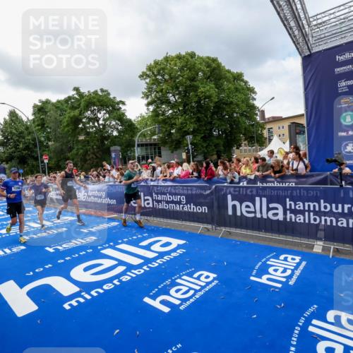29.06.2025 - hella hamburg halbmarathon Zöllner http://msf.ph/oto/8401544 29.06.2025 10:37:39 Ziel 1290, 5791, 7831, 10451, 10922, 11106, 14934, 18193, 18216 meine-sportfotos.de