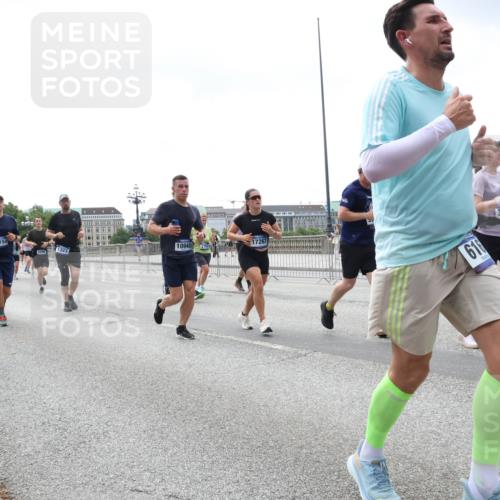 29.06.2025 - hella hamburg halbmarathon Lena Gebhardt http://msf.ph/oto/8401547 29.06.2025 10:40:50 Lombardsbrücke 616, 1075, 1317, 1323, 2042, 2173, 2206, 2299, 2762, 2763, 2858, 3121, 3293, 3306, 3432, 3694, 3810, 4044, 4234, 4411, 4530, 4612, 4638, 4774, 4775, 4906, 4972, 5059, 5086, 5549, 5702, 5753, 5975, 6076, 6098, 6163, 6229, 6278, 6280, 6289, 6363, 6474, 6842, 7293, 7661, 7829, 7956, 8053, 8054, 8307, 8378, 8391, 8429, 8430, 8769, 9009, 9237, 10269, 10407, 10644, 11053 meine-sportfotos.de