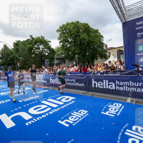29.06.2025 - hella hamburg halbmarathon Zöllner http://msf.ph/oto/8401553 29.06.2025 10:37:39 Ziel 1290, 5791, 7831, 10451, 10922, 11106, 14934, 18193, 18216 meine-sportfotos.de