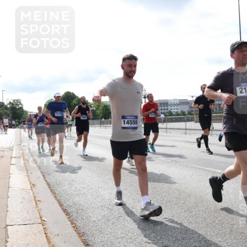 29.06.2025 - hella hamburg halbmarathon Lena Gebhardt http://msf.ph/oto/8401561 29.06.2025 10:16:13 Lombardsbrücke 2803, 15724, 9881, 14559, 10107, 2165, 1156, 1212, 1244, 1308, 1599, 1651, 2071, 2076, 2165, 2436, 2803, 2835, 3030, 3134, 3156, 3167, 3484, 3648, 4583, 4637, 4828, 5046, 5294, 5423, 6024, 7753, 7897, 7941, 7942, 8169, 8274, 8295, 8554, 8597, 8645, 8746, 8847, 8885, 9601, 9628, 9675, 9784, 9802, 9810, 9881, 10107, 10139, 10141, 10183, 10292, 10608, 10844, 10990, 11113, 11303, 11344, 11345, 11478, 11774, 11783, 11818, 12427, 12469, 13179, 13951, 14423 meine-sportfotos.de