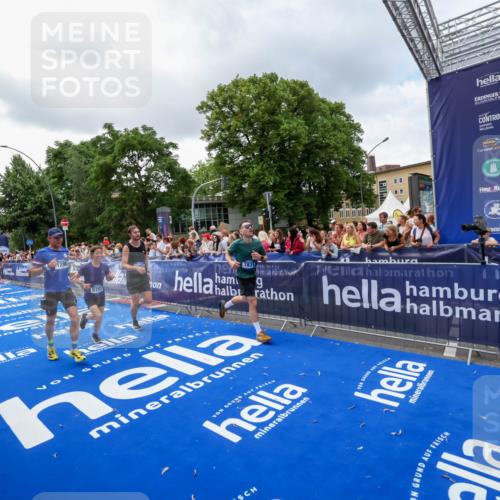 29.06.2025 - hella hamburg halbmarathon Zöllner http://msf.ph/oto/8401562 29.06.2025 10:37:39 Ziel 1290, 5791, 7831, 10451, 10922, 11106, 14934, 18193, 18216 meine-sportfotos.de