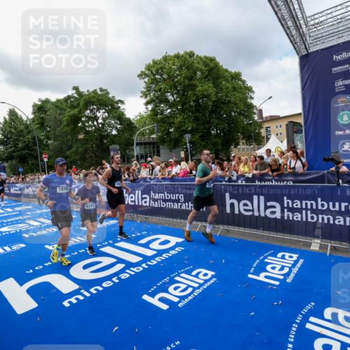 29.06.2025 - hella hamburg halbmarathon Zöllner http://msf.ph/oto/8401570 29.06.2025 10:37:39 Ziel 1290, 5791, 7831, 10451, 10922, 11106, 14934, 18193, 18216 meine-sportfotos.de