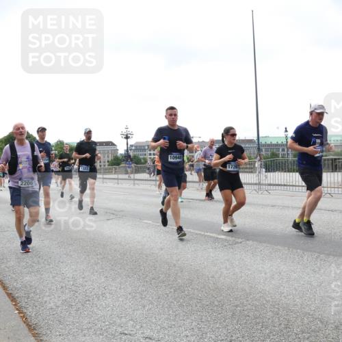 29.06.2025 - hella hamburg halbmarathon Lena Gebhardt http://msf.ph/oto/8401595 29.06.2025 10:40:50 Lombardsbrücke 4972, 2206, 5154, 2299, 1323, 10940, 17267, 1075, 1317, 1323, 2042, 2173, 2206, 2299, 2762, 2763, 2858, 3121, 3293, 3306, 3432, 3694, 3810, 4044, 4234, 4411, 4530, 4612, 4638, 4774, 4775, 4906, 4972, 5059, 5086, 5549, 5702, 5753, 5975, 6076, 6098, 6163, 6229, 6278, 6280, 6289, 6363, 6474, 6842, 7293, 7661, 7829, 7956, 8053, 8054, 8307, 8378, 8391, 8429, 8430, 8769, 9009, 9237, 10269, 10407, 10644, 11053 meine-sportfotos.de