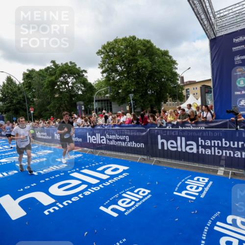 29.06.2025 - hella hamburg halbmarathon Zöllner http://msf.ph/oto/8401625 29.06.2025 10:37:42 Ziel 1505, 10922, 11106, 14934, 18193, 18216 meine-sportfotos.de