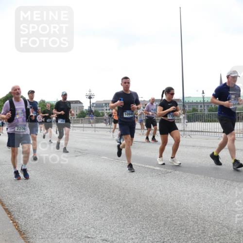 29.06.2025 - hella hamburg halbmarathon Lena Gebhardt http://msf.ph/oto/8401645 29.06.2025 10:40:50 Lombardsbrücke 4972, 2206, 2299, 1323, 10940, 2762, 172, 1075, 1317, 1323, 2042, 2173, 2206, 2299, 2762, 2763, 2858, 3121, 3293, 3306, 3432, 3694, 3810, 4044, 4234, 4411, 4530, 4612, 4638, 4774, 4775, 4906, 4972, 5059, 5086, 5549, 5702, 5753, 5975, 6076, 6098, 6163, 6229, 6278, 6280, 6289, 6363, 6474, 6842, 7293, 7661, 7829, 7956, 8053, 8054, 8307, 8378, 8391, 8429, 8430, 8769, 9009, 9237, 10269, 10407, 10644, 11053 meine-sportfotos.de