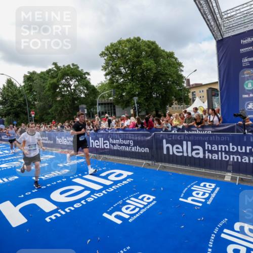 29.06.2025 - hella hamburg halbmarathon Zöllner http://msf.ph/oto/8401647 29.06.2025 10:37:42 Ziel 1505, 10922, 11106, 14934, 18193, 18216 meine-sportfotos.de