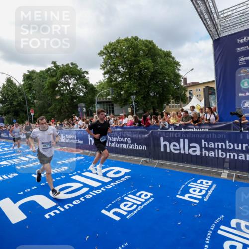 29.06.2025 - hella hamburg halbmarathon Zöllner http://msf.ph/oto/8401670 29.06.2025 10:37:42 Ziel 1505, 10922, 11106, 14934, 18193, 18216 meine-sportfotos.de