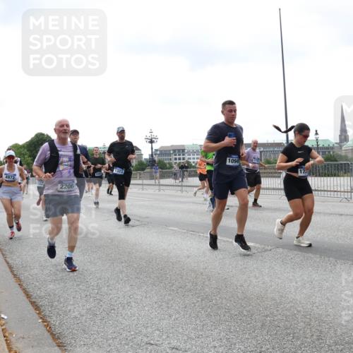 29.06.2025 - hella hamburg halbmarathon Lena Gebhardt http://msf.ph/oto/8401683 29.06.2025 10:40:51 Lombardsbrücke 4972, 2299, 2206, 1323, 10940, 2762, 172, 1075, 1317, 1323, 2042, 2173, 2206, 2299, 2762, 2763, 2858, 3121, 3293, 3306, 3432, 3694, 4044, 4234, 4411, 4530, 4612, 4638, 4774, 4775, 4906, 4972, 5059, 5086, 5225, 5549, 5702, 5753, 6076, 6098, 6163, 6229, 6278, 6280, 6289, 6363, 6474, 6842, 7293, 7661, 7829, 7956, 8053, 8054, 8307, 8378, 8391, 8429, 8430, 8769, 9009, 9237, 9962, 10269, 10407, 10644, 10835, 11053 meine-sportfotos.de
