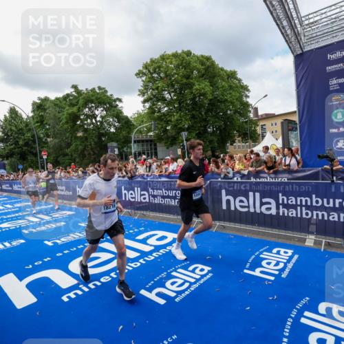 29.06.2025 - hella hamburg halbmarathon Zöllner http://msf.ph/oto/8401686 29.06.2025 10:37:43 Ziel 1505, 10922, 11106, 13595, 14934, 18193, 18216 meine-sportfotos.de