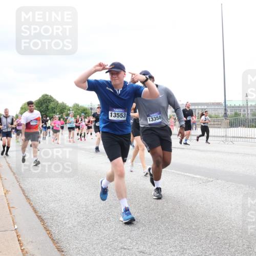 29.06.2025 - hella hamburg halbmarathon Lena Gebhardt http://msf.ph/oto/8401710 29.06.2025 10:58:11 Lombardsbrücke 11732, 13553, 13358, 1001, 1388, 1845, 2015, 2043, 2169, 2273, 2275, 2451, 2567, 2900, 3540, 3644, 3868, 3936, 4059, 4117, 4429, 5104, 5159, 5655, 5676, 5782, 5988, 6316, 6337, 6825, 7193, 7262, 7556, 7617, 7664, 7783, 7977, 7990, 8076, 8159, 8439, 8440, 8441, 8442, 8474, 8512, 8713, 8773, 8888, 9059, 9123, 9180, 9239, 9319, 9394, 9398, 9436, 9481, 9613, 9636, 9832, 10498 meine-sportfotos.de