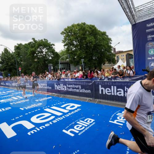 29.06.2025 - hella hamburg halbmarathon Zöllner http://msf.ph/oto/8401721 29.06.2025 10:37:43 Ziel 1505, 10922, 11106, 13595, 14934, 18193, 18216 meine-sportfotos.de