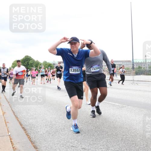 29.06.2025 - hella hamburg halbmarathon Lena Gebhardt http://msf.ph/oto/8401742 29.06.2025 10:58:11 Lombardsbrücke 11732, 10560, 13553, 13358, 1001, 1388, 1845, 2015, 2043, 2169, 2273, 2275, 2451, 2567, 2900, 3540, 3644, 3868, 3936, 4059, 4117, 4429, 5104, 5159, 5655, 5676, 5782, 5988, 6316, 6337, 6825, 7193, 7262, 7556, 7617, 7664, 7783, 7977, 7990, 8076, 8159, 8439, 8440, 8441, 8442, 8474, 8512, 8713, 8773, 8888, 9059, 9123, 9180, 9239, 9319, 9394, 9398, 9436, 9481, 9613, 9636, 9832, 10498 meine-sportfotos.de
