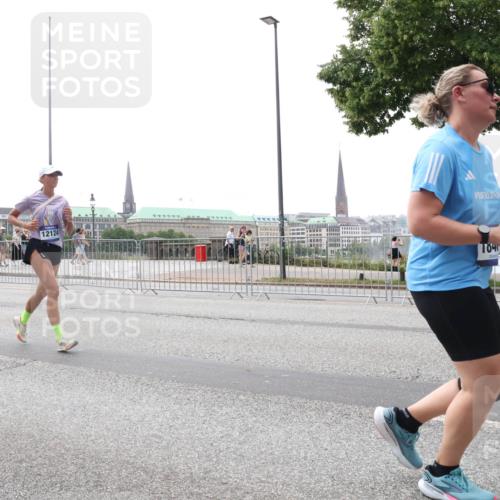 29.06.2025 - hella hamburg halbmarathon Lena Gebhardt http://msf.ph/oto/8401748 29.06.2025 10:50:03 Lombardsbrücke 12124, 04, 1040, 1041, 1487, 1511, 1888, 2212, 2466, 2862, 2997, 3701, 3710, 3805, 3897, 4090, 4168, 4870, 5076, 5119, 5552, 5694, 5749, 5751, 5997, 6680, 6694, 6830, 7305, 7339, 7366, 7679, 7721, 7722, 7755, 8065, 8254, 9015, 9162, 9605, 9940, 10060, 10286, 10403, 10617, 10683, 10704, 11030, 11426, 11696, 11716, 11760, 12079, 12124, 12388, 13127, 13128, 13309, 13381, 13744, 13764, 13846, 14144, 14505, 14545, 14692, 14940, 15626 meine-sportfotos.de