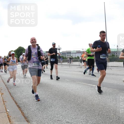 29.06.2025 - hella hamburg halbmarathon Lena Gebhardt http://msf.ph/oto/8401751 29.06.2025 10:40:51 Lombardsbrücke 1972, 2206, 2299, 1323, 10940, 17267, 1075, 1317, 1323, 2042, 2173, 2206, 2299, 2762, 2763, 2858, 3121, 3293, 3306, 3432, 3694, 4044, 4234, 4411, 4530, 4612, 4638, 4774, 4775, 4906, 4972, 5059, 5086, 5225, 5549, 5702, 5753, 6076, 6098, 6163, 6229, 6278, 6280, 6289, 6363, 6474, 6842, 7293, 7661, 7829, 7956, 8053, 8054, 8307, 8378, 8391, 8429, 8430, 8769, 9009, 9237, 9962, 10269, 10407, 10644, 10835, 11053 meine-sportfotos.de