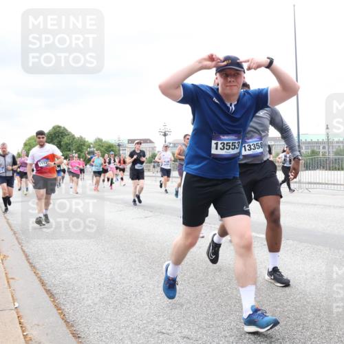 29.06.2025 - hella hamburg halbmarathon Lena Gebhardt http://msf.ph/oto/8401771 29.06.2025 10:58:12 Lombardsbrücke 1173, 10560, 13553, 13358, 1001, 1388, 1845, 2015, 2043, 2169, 2273, 2275, 2451, 2567, 2900, 3540, 3644, 3868, 3936, 4059, 4117, 4429, 5104, 5159, 5655, 5676, 5782, 5988, 6316, 6337, 6825, 7193, 7262, 7556, 7617, 7664, 7783, 7977, 7990, 8076, 8159, 8439, 8440, 8441, 8442, 8474, 8512, 8713, 8773, 8888, 9123, 9180, 9239, 9319, 9394, 9398, 9436, 9481, 9613, 9636, 9832, 10498 meine-sportfotos.de