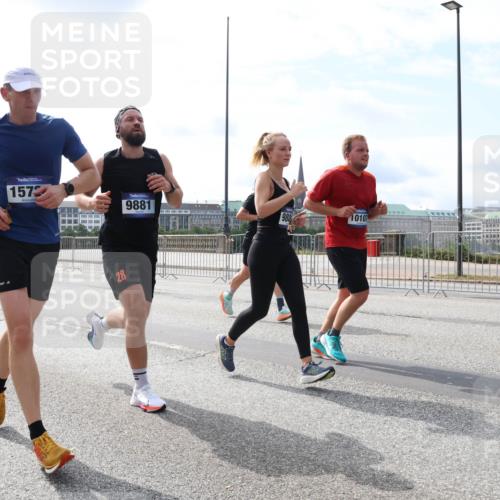 29.06.2025 - hella hamburg halbmarathon Lena Gebhardt http://msf.ph/oto/8401779 29.06.2025 10:16:15 Lombardsbrücke 10292, 1572, 9881, 28, 980, 10107, 1156, 1212, 1244, 1308, 1599, 1651, 2071, 2076, 2165, 2436, 2803, 2835, 3030, 3134, 3156, 3167, 3484, 3648, 4583, 4637, 4828, 5046, 5294, 5423, 6024, 7158, 7753, 7897, 7941, 7942, 8169, 8274, 8295, 8554, 8597, 8645, 8707, 8746, 8847, 8885, 9601, 9628, 9675, 9784, 9802, 9810, 9881, 10107, 10139, 10141, 10183, 10292, 10608, 10844, 10990, 11113, 11303, 11344, 11345, 11478, 11774, 11783, 11818, 12427, 12469 meine-sportfotos.de