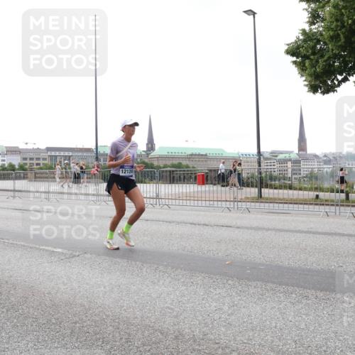 29.06.2025 - hella hamburg halbmarathon Lena Gebhardt http://msf.ph/oto/8401793 29.06.2025 10:50:03 Lombardsbrücke 5552, 12124, 1040, 1041, 1487, 1511, 1888, 2212, 2466, 2862, 2997, 3701, 3710, 3805, 3897, 4090, 4168, 4870, 5076, 5119, 5552, 5694, 5749, 5751, 5997, 6680, 6694, 6830, 7305, 7339, 7366, 7679, 7721, 7722, 7755, 8065, 8254, 9015, 9162, 9605, 9940, 10060, 10286, 10403, 10617, 10683, 10704, 11030, 11426, 11696, 11716, 11760, 12079, 12124, 12388, 13127, 13128, 13309, 13381, 13744, 13764, 13846, 14144, 14505, 14545, 14692, 14940, 15626 meine-sportfotos.de