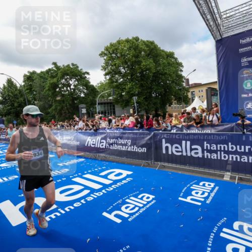 29.06.2025 - hella hamburg halbmarathon Zöllner http://msf.ph/oto/8401816 29.06.2025 10:37:48 Ziel 1505, 1615, 2196, 2404, 9171, 13148, 13595, 14934, 18276, 18277 meine-sportfotos.de