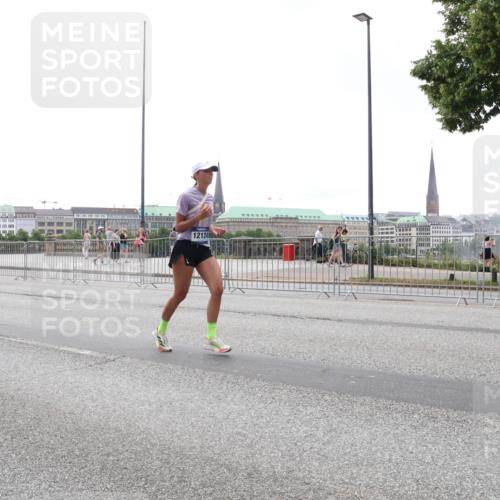 29.06.2025 - hella hamburg halbmarathon Lena Gebhardt http://msf.ph/oto/8401829 29.06.2025 10:50:03 Lombardsbrücke 5552, 12124, 1040, 1041, 1487, 1511, 1888, 2212, 2466, 2862, 2997, 3701, 3710, 3805, 3897, 4090, 4168, 4870, 5076, 5119, 5552, 5694, 5749, 5751, 5997, 6680, 6694, 6830, 7305, 7339, 7366, 7679, 7721, 7722, 7755, 8065, 8254, 9015, 9162, 9605, 9940, 10060, 10286, 10403, 10617, 10683, 10704, 11030, 11426, 11696, 11716, 11760, 12079, 12124, 12388, 13127, 13128, 13309, 13381, 13744, 13764, 13846, 14144, 14505, 14545, 14692, 14940, 15626 meine-sportfotos.de